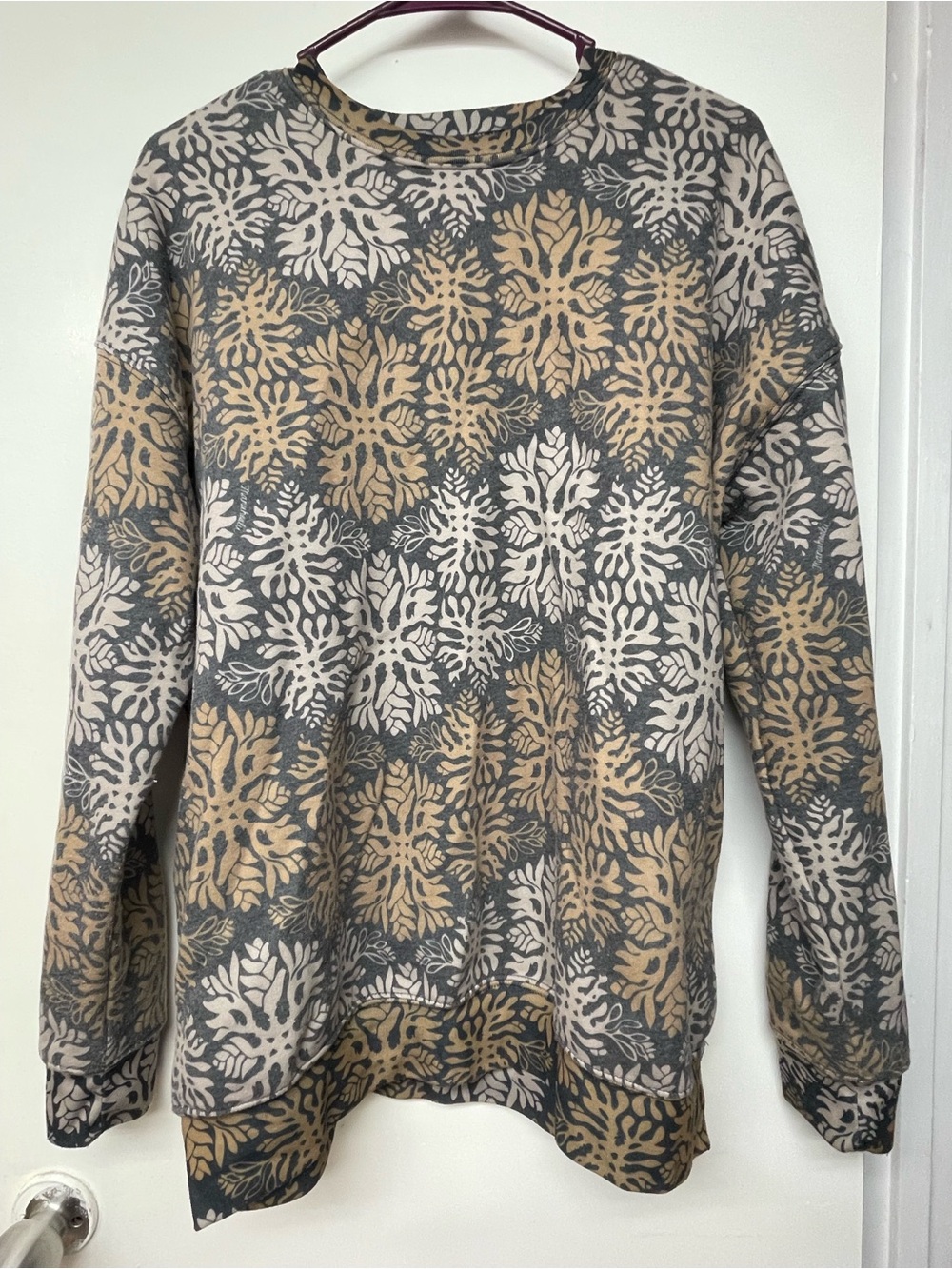 Manuheali‘i sweater